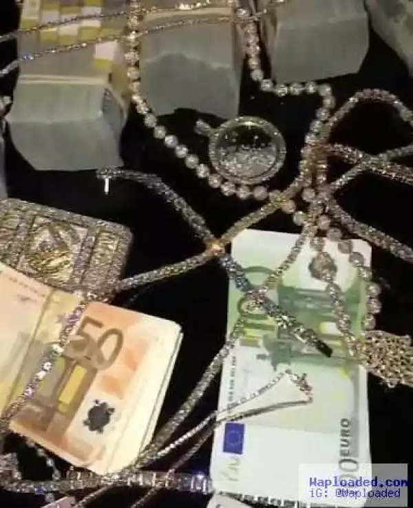 Floyd Mayweather Flaunts His Bling And Pile Of Cash In New Photos